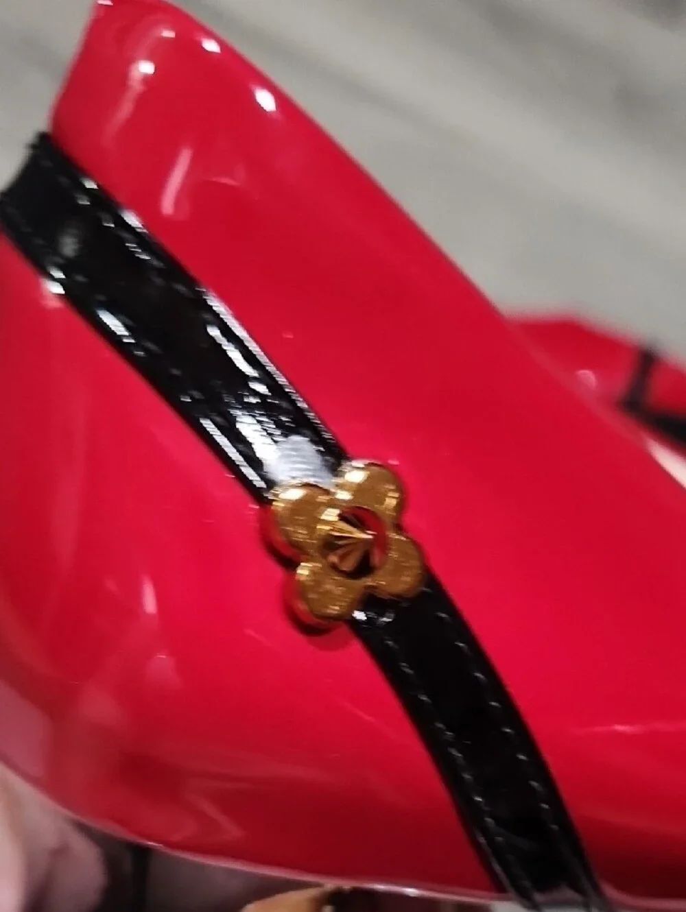 Elegant Red Patent Pointed-Toe Pumps with Gold Metallic Heel - Picture 4 of 9
